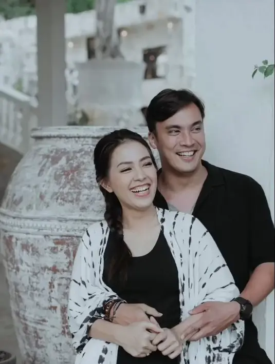 Setelah pengukuhan pernikahan, keduanya mengunggah momen menjadi pengantin baru lagi. [Instagram/ladynayoan]