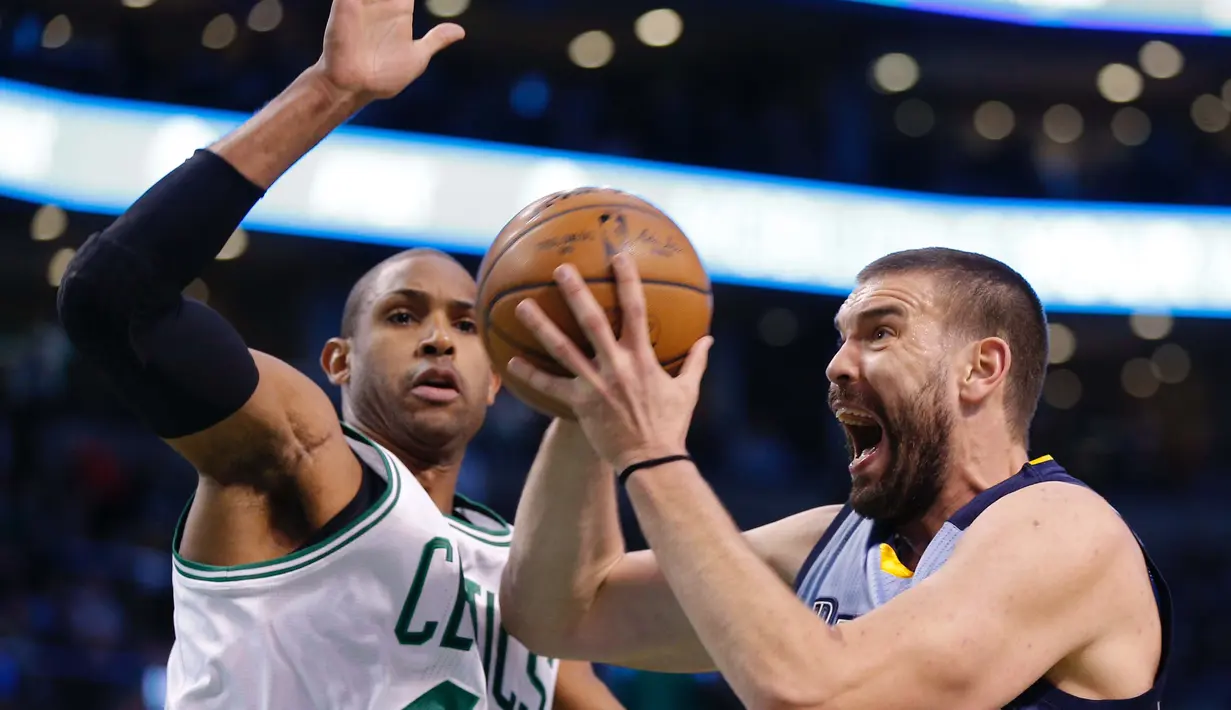 Pemain Boston Celtics,  Al Horford menutup ruang gerak pemain Memphis Grizzlies, Marc Gasol (kanan) pada lanjutan NBA di TD Garden, (27/12/2016). Boston menang 113-103. (EPA/Cj Gunther)