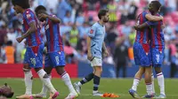 Ekspresi kecewa pemain Manchester City, Bernardo Silva di antara para pemain Crystal Palace yang sedang merayakan kemenangan dalam laga final Piala FA 2024/2025 yang berlangsung di Stadion Wembley, London, Inggris, Sabtu (17/05/2025) waktu setempat. (AP Photo/Kirsty Wigglesworth)