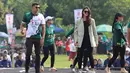 Potret Nabila Syakieb sapa warga Bandung. Netizen ramai bubuhkan komentar dengan emotikan dua jari untuk memberikan dukungan kepada Ali Syakieb. Melihat unggahan tersebut, tak sedikit netizen yang memuji pesona yang dipancarkan oleh bintang sinetron Cinta dan Anugerah ini. Meski sudah jarang muncul di layar kaca, Nabila Syakieb tetap menjadi idola. (Liputan6.com/IG/@nsyakieb85)