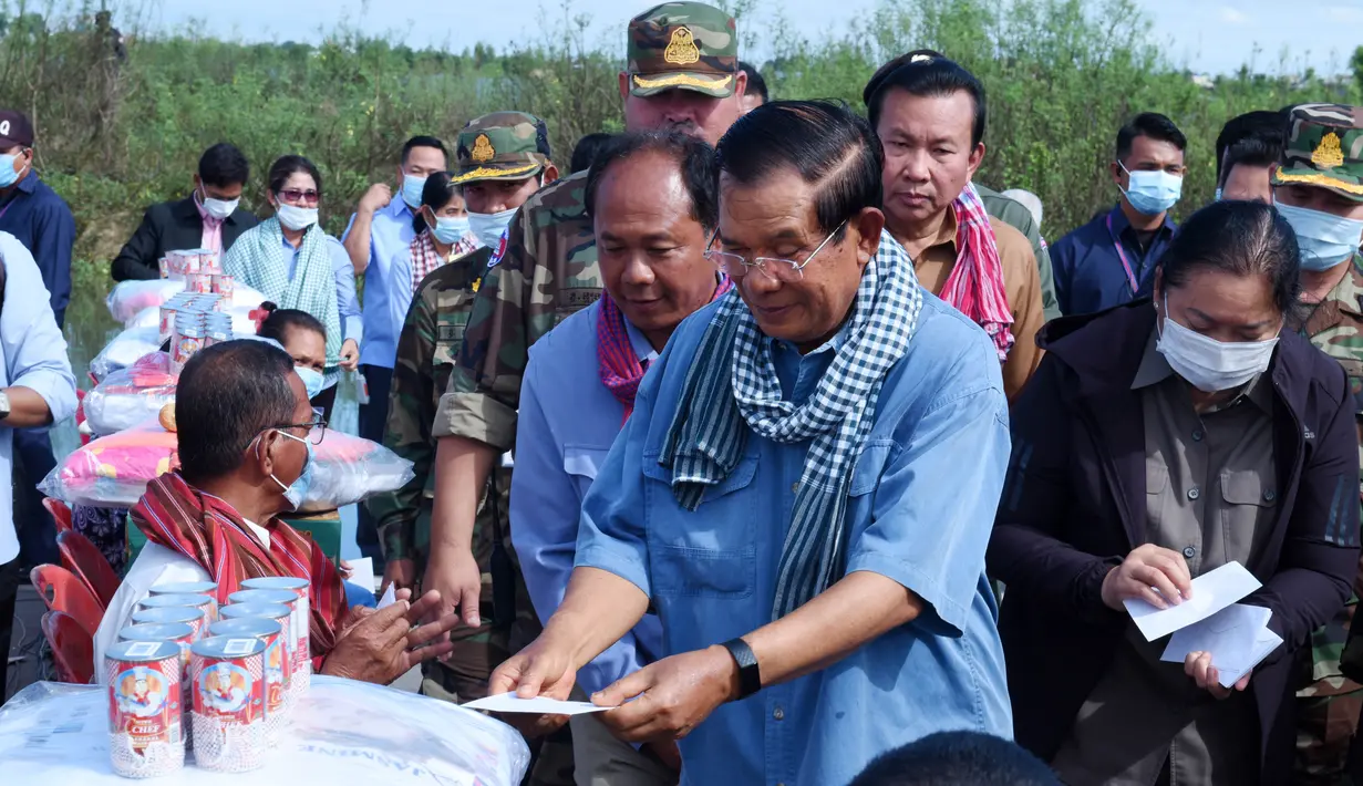 Perdana Menteri Kamboja Samdech Techo Hun Sen menyerahkan perlengkapan bantuan kepada para korban banjir di Distrik Mongkul Borey, Provinsi Banteay Meanchey, 21 Oktober 2020. Sejauh ini banjir bandang di Kamboja telah merenggut 34 jiwa dan memaksa puluhan ribu orang dievakuasi. (Xinhua/Li Lay)