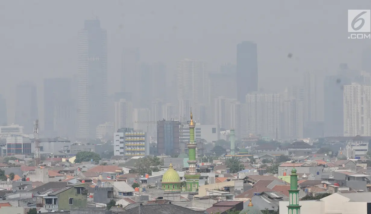 Pemandangan gedung-gedung pencakar langit dan permukiman warga saat tertutup polusi udara di Jakarta, Minggu (8/9/2019). Provinsi DKI Jakarta meraih peringkat ketiga dari 89 kota besar di dunia sebagai kota berkualitas udara terburuk berdasarkan parameter AirVisual. (merdeka.com/Iqbal S. Nugroho)