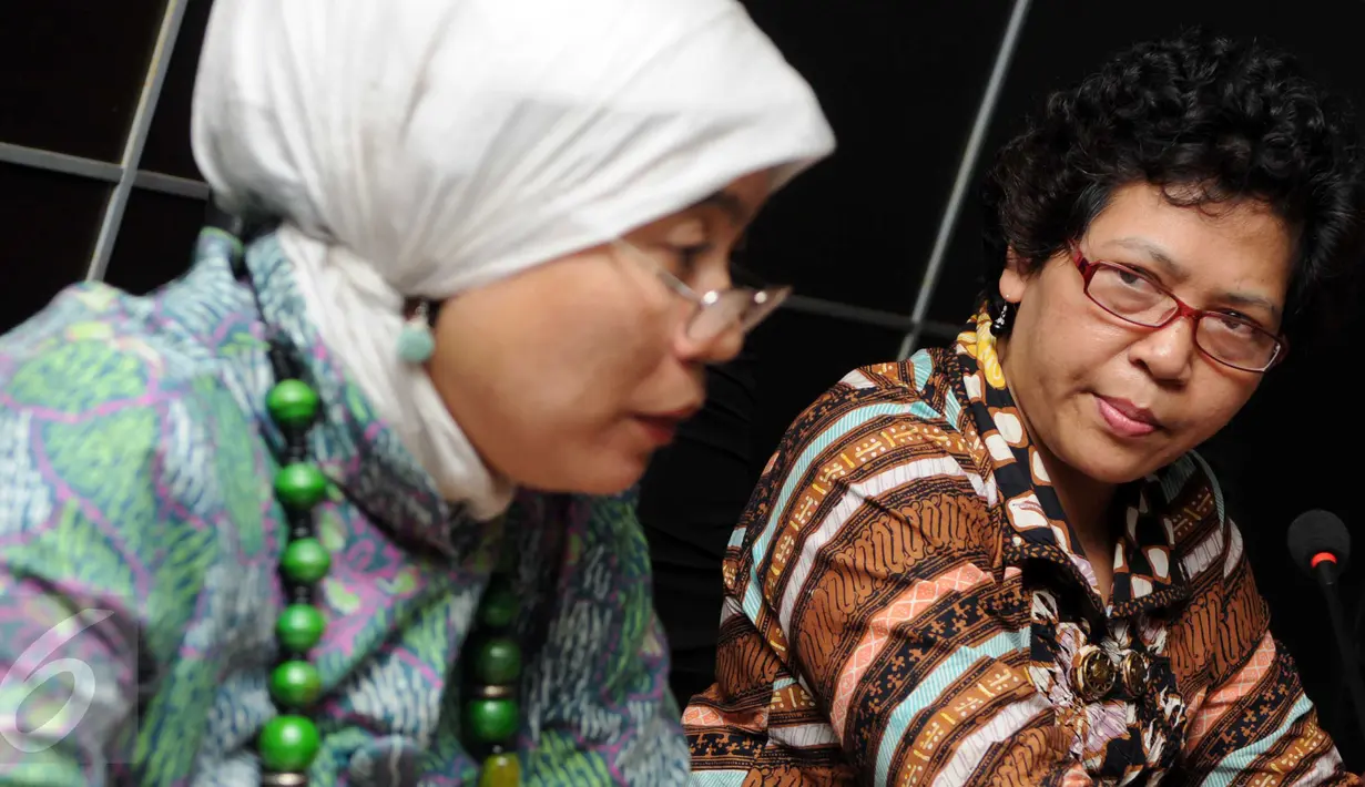 Roichatul Aswidah (kiri) dan Siti Noor Laila memberikan keterangan pers di Kantor Komnas HAM, Jakarta, Senin (15/2/2016). Komnas HAM menilai hukuman kebiri tidak sesuai dengan konstitusi HAM di Indonesia. (Liputan6.com/Helmi Afandi)