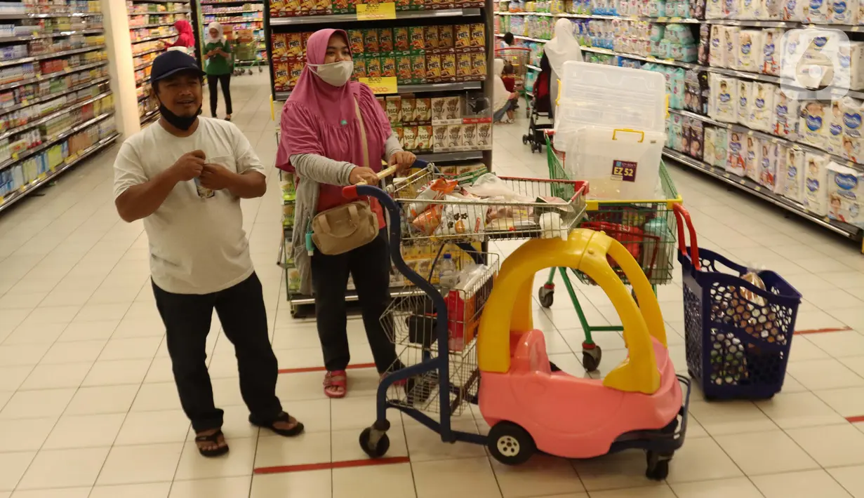 Warga berbelanja untuk kebutuhan bahan pokok akhir tahun di salah satu hypermarket, Jakarta, Sabtu (24/12/2022). Memasuki libur Natal dan Tahun Baru 2023, harga bahan pokok dan kebutuhan lainnya di supermarket masih stabil bahkan terdapat program promo. (merdeka.com/Imam Buhori)