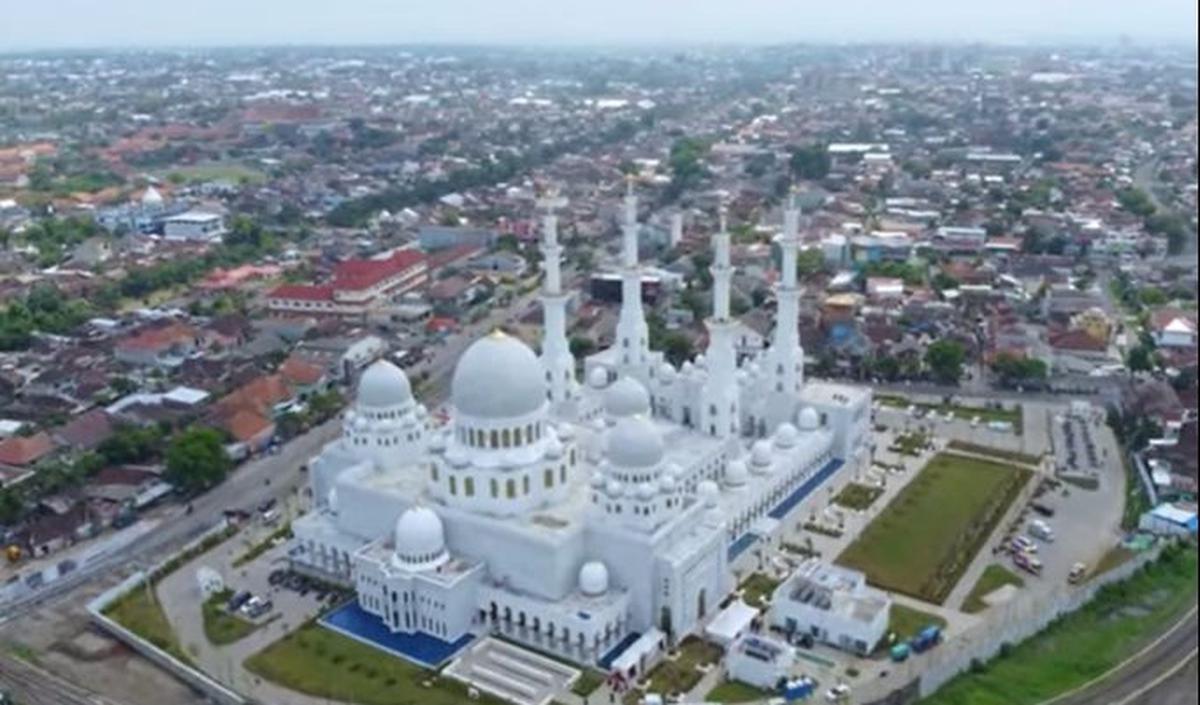 Menurut Wali Kota Solo Gibran Rakabuming Raka, dalam sehari masjid yang dibangun sejak awal Februari 2021 itu dikunjungi tak kurang dari 30.000 wisatawan dari berbagai daerah. Kemegahan masjid kebanggaan masyarakat Solo tersebut nyatanya tak bisa menutup 