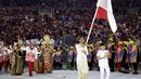 Atlet lompat jauh Indonesia, Maria Londa membawa bendera Merah-Putih saat memimpin kontingen Indonesia pada sesi perkenalan Negara peseerta Olimpiade Rio 2016 di Rio de Janeiro, Brazil (5/8/2016). (AP Photo/David J. Phillip)