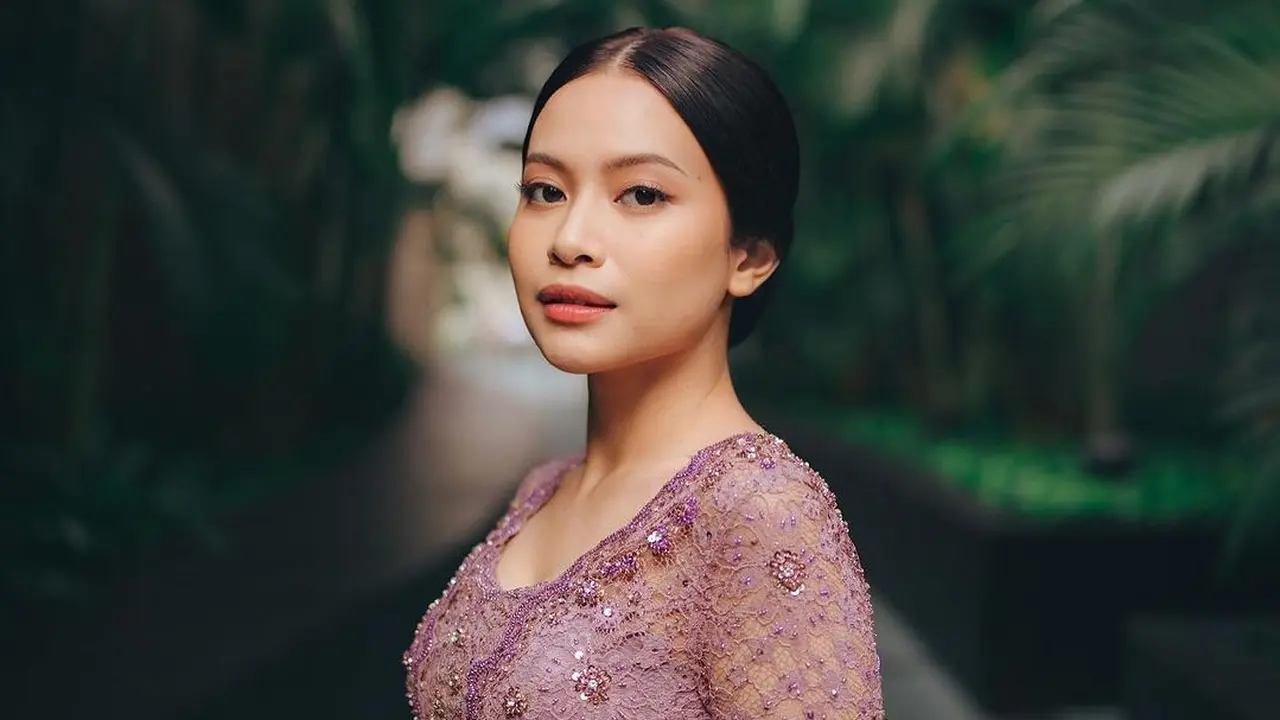 6 Pesona Anggun Hanggini Kenakan Kebaya Dusty Purple saat jadi Bridesmaid Pernikahan Sahabat