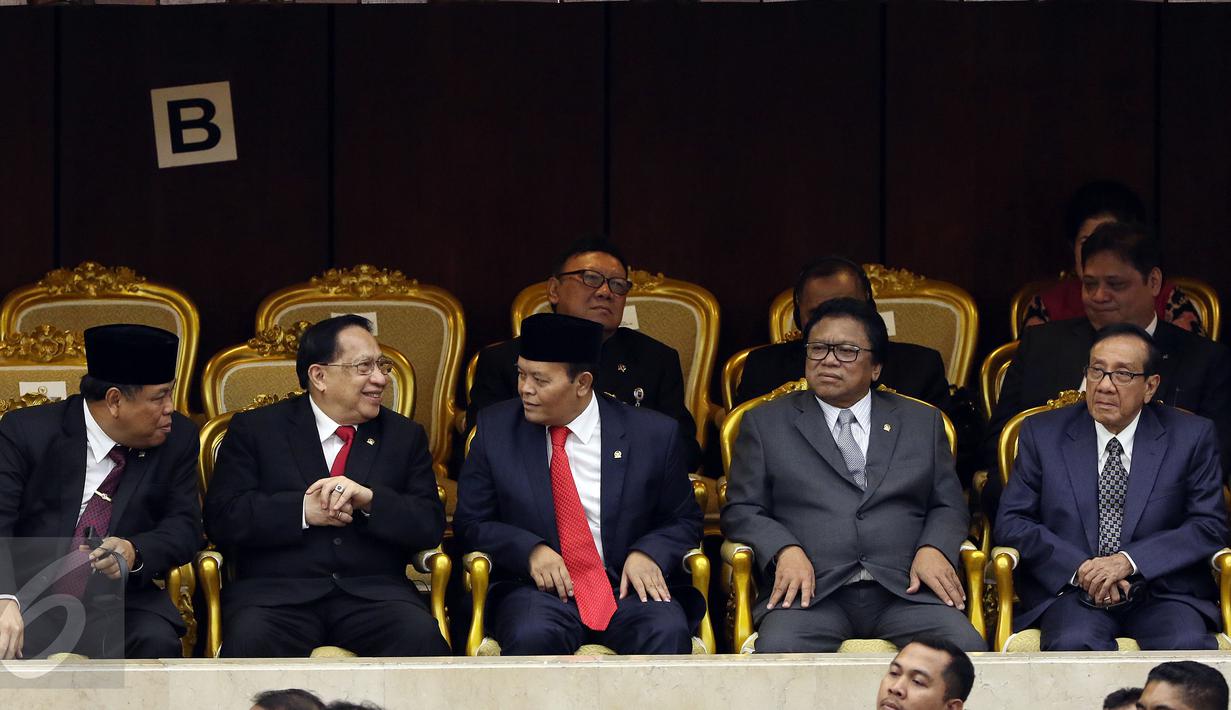 Wakil Ketua MPR Oesman Sapta (kedua kanan) bersama tokoh politik, Akbar Tandjung (kanan) menghadiri acara pidato Raja Arab Saudi Salman bin Abdulaziz Al Saud di Gedung DPR, Kompleks Parlemen, Senayan, Jakarta, Kamis (2/3). (Liputan6.com/Johan Tallo)