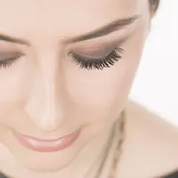 Intinya jangan menyerah, kami hanya perlu membiasakan diri memasang bulu mata palsu.
