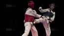 Atlet taekwondo Indonesia, Shaleha Fitriana (biru), saat melawan Nguyen Ha Thi pada final kelas kyorugi -62 SEA Games di KLCC, Kuala Lumpur, Minggu (27/8/2017). Kalah di final, Shaleha harus puas meraih perak. (Bola.com/Vitalis Yogi Trisna)
