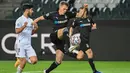 Gelandang Real Madrid, Marco Asensio, berebut bola dengan bek Borussia Monchengladbach, Matthias Ginter, pada laga lanjutan Liga Champions di Borussia Park, Rabu (28/10/2020) dini hari WIB. Real Madrid bermain imbang 2-2 lawan Borussia Monchengladbach. (AFP/(AFP/Ina Fassbender)