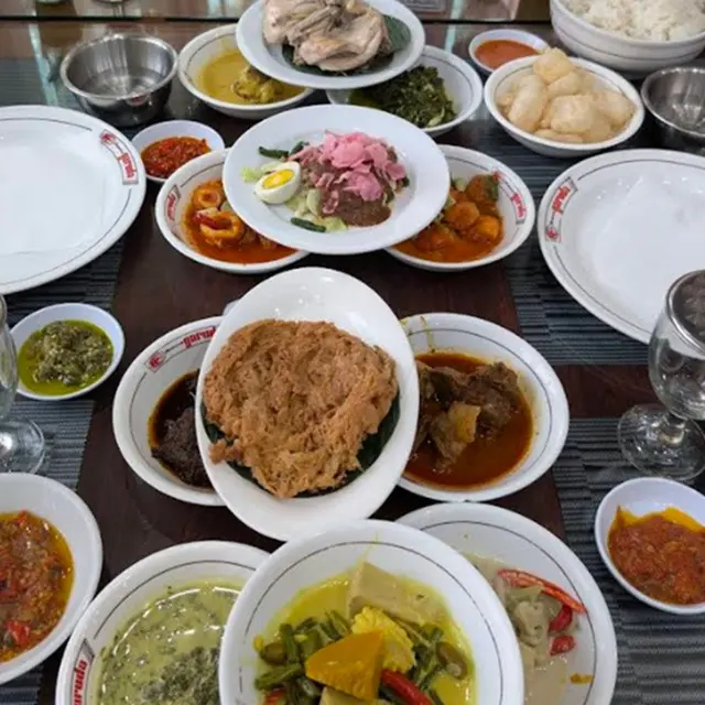 Rekomendasi Tempat Makan Enak dan Murah Dekat Stasiun KRL Gondangdia