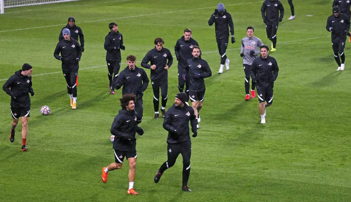 Para pemain Red Bull Salzburg saat sesi latihan jelang menghadapi Lokomotiv Moscow di Moskow, Rusia, Senin (30/11/2020). Salzburg akan menghadapi Lokomotiv Moscowpada pada pertandingan Grup A Liga Champions. (Maxim Shipenkov, Pool via AP)
