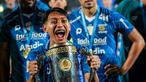 Gelandang muda Persib Bandung berusia 22 tahun, Beckham Putra Nugraha bahagia setelah meraih gelar juara BRI Liga 1 2023/2024, apalagi ia juga turut menyumbang satu gol dalam kemenangan 3-1 atas Madura United pada laga final leg kedua, Jumat (31/5/2024). Medali juara di level senior ini terasa lengkap karena ia sebelumnya juga sukses di level kelompok umur U-16 dan U-19 dengan trofi juara bersama Persib Bandung. (Bola.com/Bagaskara Lazuardi)