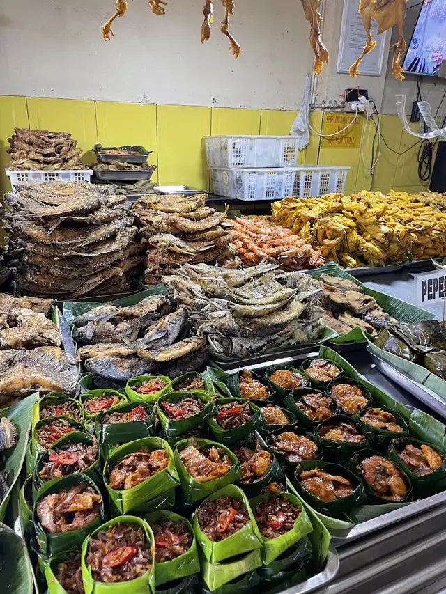 Rekomendasi Tempat Makan Dekat Stasiun Tanah Abang
