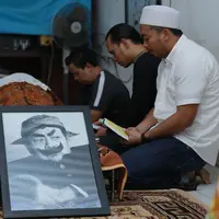 Drs. Suyadi atau yang dikenal dengan nama Pak Raden telah meninggal dunia pada Jumat (30/10/2015) di usia 82 tahun. Jenazahnya pun  dikebumikan hari ini di Tempat Pemakaman Umum (TPU) Jeruk Purut, Jakarta Selatan. (Galih W. Satria/Bintang.com)