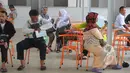 Sejumlah pedagang mengantre untuk pembuatan tanda pengenal di Kawasan Lenggang Jakarta, Monumen Nasional, Rabu (8/4). Tanda pengenal ini digunakan untuk pedagang yang akan menempati lokasi percontohan pedagang kaki Lima. (Liputan6.com/Herman Zakharia) 