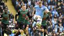 Gelandang Manchester City, Kevin De Bruyne, mengontrol bola ke gawang Aston Villa pada laga Premier League 2019 di Stadion Etihad, Sabtu (26/10). Manchester City menang 3-0 atas Aston Villa. (AP/Rui Vieira)