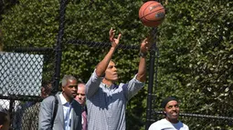 Presiden AS, Barack Obama saat bermain basket di Gedung Putih, Washington, DC, pada tanggal 6 April 2015. Obama rutin melakukan latihan yang bisa menjaga daya tahan tubuh, bermain basket dan ia berolahraga 4 kali dalam seminggu. (AFP PHOTO/Mandel NGAN)