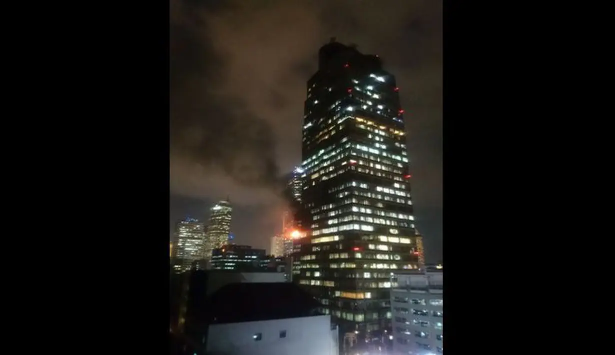 Penampakan Wisma Kosgoro yang mengalami kebakaran, Jakarta, Senin (9/3/2015). Tingginya gedung dan hembusan angin yang kencang membuat api sulit untuk dipadamkan (Twitter.com)