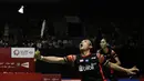 Ganda campuran Indonesia, Hafiz Faizal, memukul kok saat menghadapi ganda China, Zheng Si Wei/Huang Ya Qiong pada laga Indonesia Masters 2020 di Istora Senayan, Jakarta, Selasa (14/1). Hafiz/Gloria kalah 14-21, 13-21. (Bola.com/Yoppy Renato)