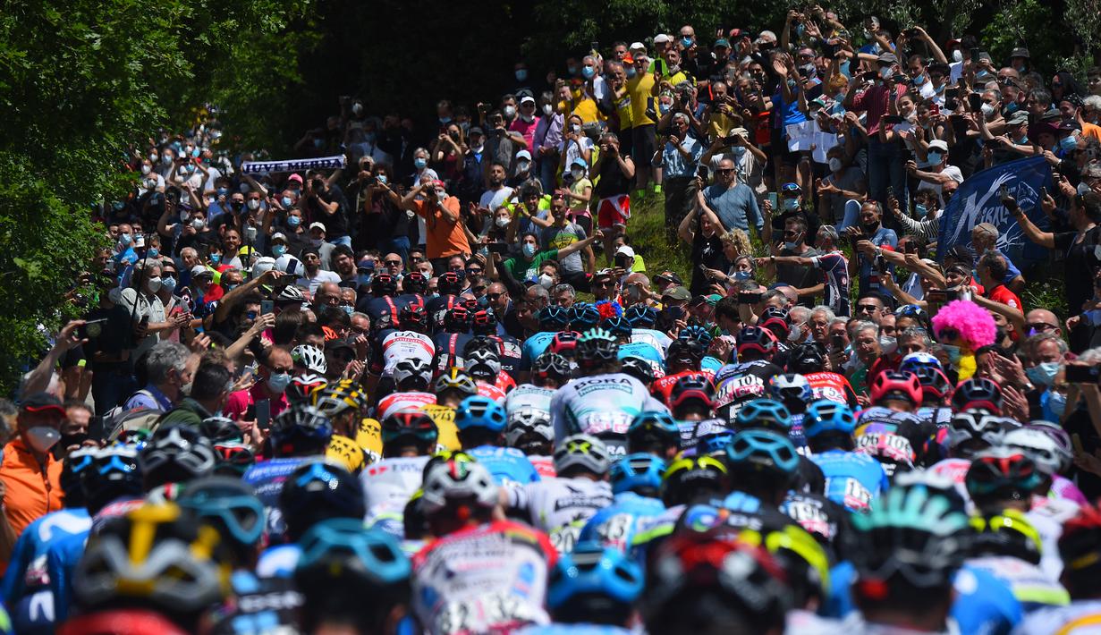 Para penonton menyemangati para pembalap yang melintas di Monte Morello, dekat Florence, Tuscany pada etape ke-12 Tour Balap Sepeda Giro d'Italia 2021 antara Siena, Tuscany dan Bagno di Romagna sejauh 212 km, Kamis (20/5/2021). (AFP/Dario Belingheri)