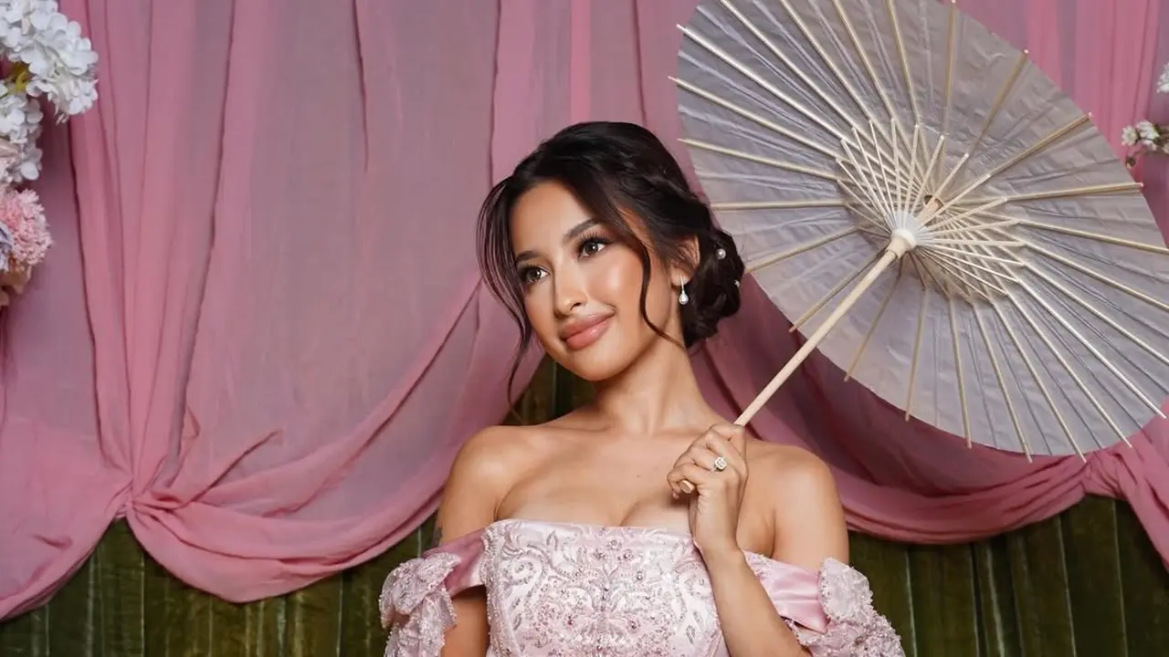 Soft Pink Romance ala Jennifer Coppen, Tampil Bak Heroine Bridgerton di Momen Bridal Proposal