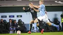 Pemain Juventus Dejan Kulusevski (kiri) dikejar oleh pemain Malmo Franz Brorsson (kanan) pada pertandingan Grup H Liga Champions di Malmo New Stadium, Malmo, Swedia, Selasa (14/9/2021). Juventus menang 3-0. (Anders Bjuro/TT via AP)