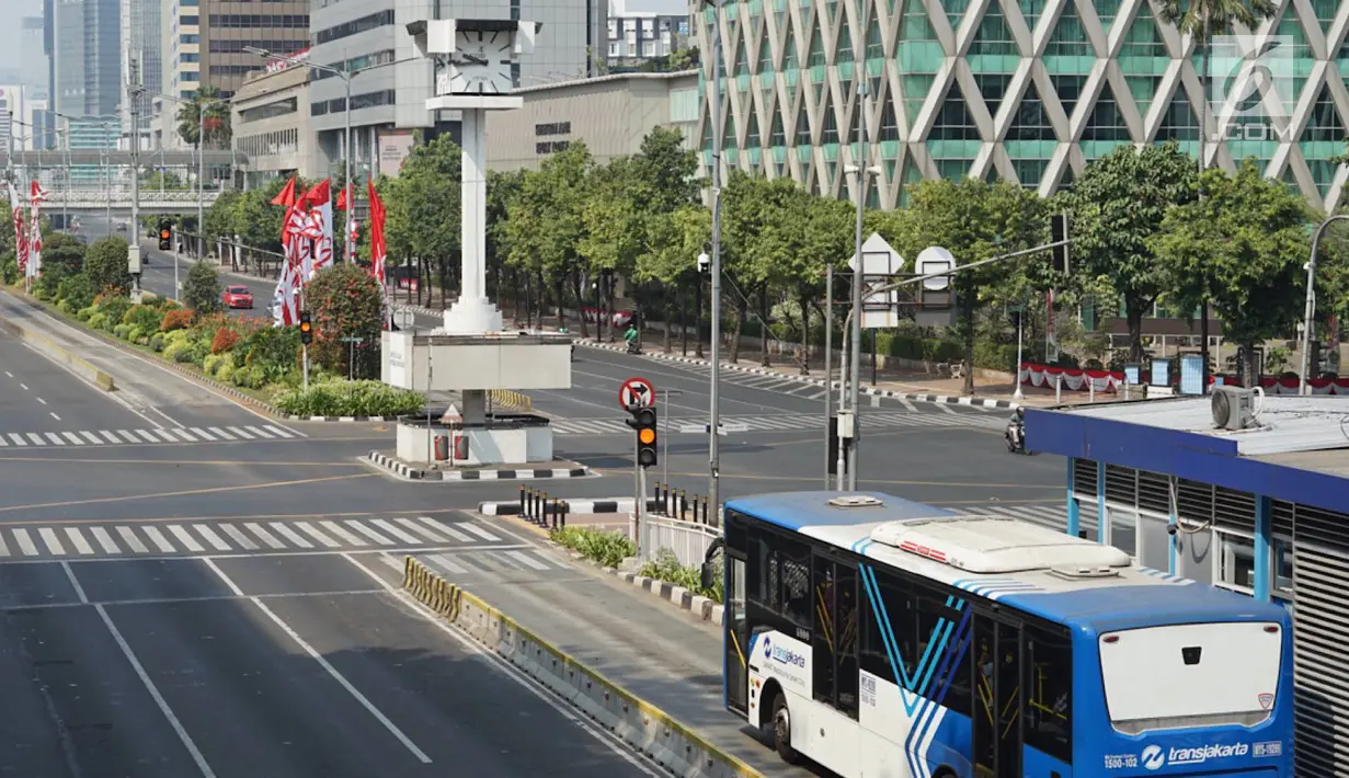 Bus Transjakarta melintas di kawasan MH Thamrin, Jakarta Pusat, Minggu (11/8/2019). Pemprov DKI meniadakan Hari bebas kendaraan atau car free day (CFD) di sepanjang Jalan Jenderal Sudirman hingga Jalan MH Thamrin karena bertepatan dengan Idul Adha. (Liputan6.com/Immanuel Antonius)