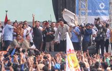 FOTO: Aksi Presiden Prabowo Lepas Baju  dan Membagikannya pada May Day 2026