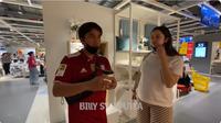 Billy Syahputra dan Vika Kolesnaya beli perlengkapan untuk kamar bayi. [YouTube: Billy Syahputra]