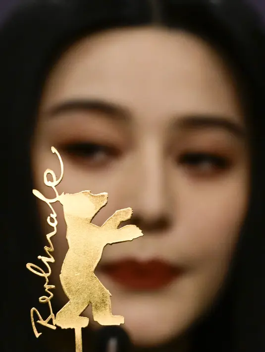 Aktris China Fan Bingbing terlihat di belakang logo Berlinale Bear selama konferensi pers untuk film terbarunya Green Night yang digelar di Berlinale Internatioval Film Festival 2023, Kamis (23/2/2023). Fan Bingbing pertama kali melakukan perjalanan ke Berlin dengan Lost in Beijing tahun 2007 dan menyebutnya sebagai salah satu "kenangan paling tak ternilai" pada saat itu. (Tobias SCHWARZ / AFP)