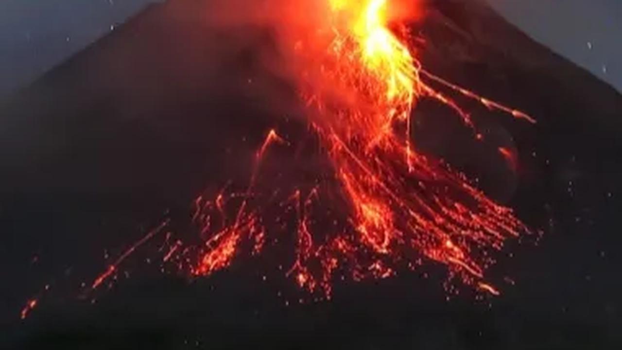 Gunung Merapi Erupsi Lagi, Muntahkan Lava Pijar Sejauh 1.500 Meter