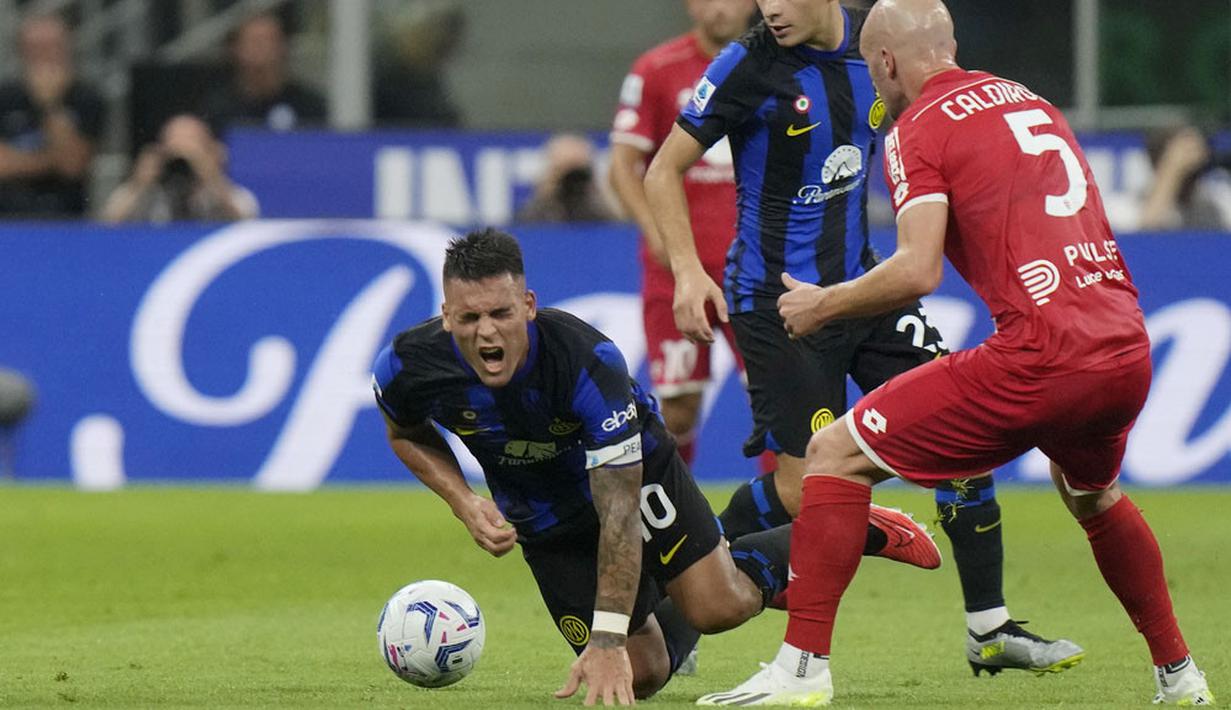 Pemain Inter Milan, Lautaro Martinez, terjatuh saat melawan Monza pada laga perdana Serie A musim 2023/2024 di Stadion Giuseppe Meazza, Minggu (20/8/2023). Inter Milan menang dengan skor 2-0. (AP Photo/Luca Bruno)