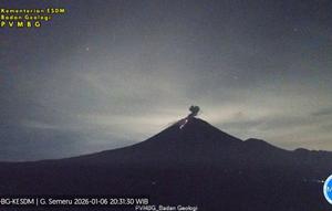 Gunung Semeru Erupsi dengan Kolom Abu 800 di atas puncak (Dok; Antara)