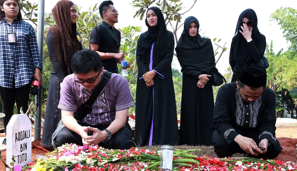 Para sahabat dari Denny Cagur turut hadir dalam pemakaman ayahanda. Mereka melakukan doa untuk almarhum Rodjali bin Toto serta bagi keluarga yang ditinggalkan. (Deki Prayoga/Bintang.com)