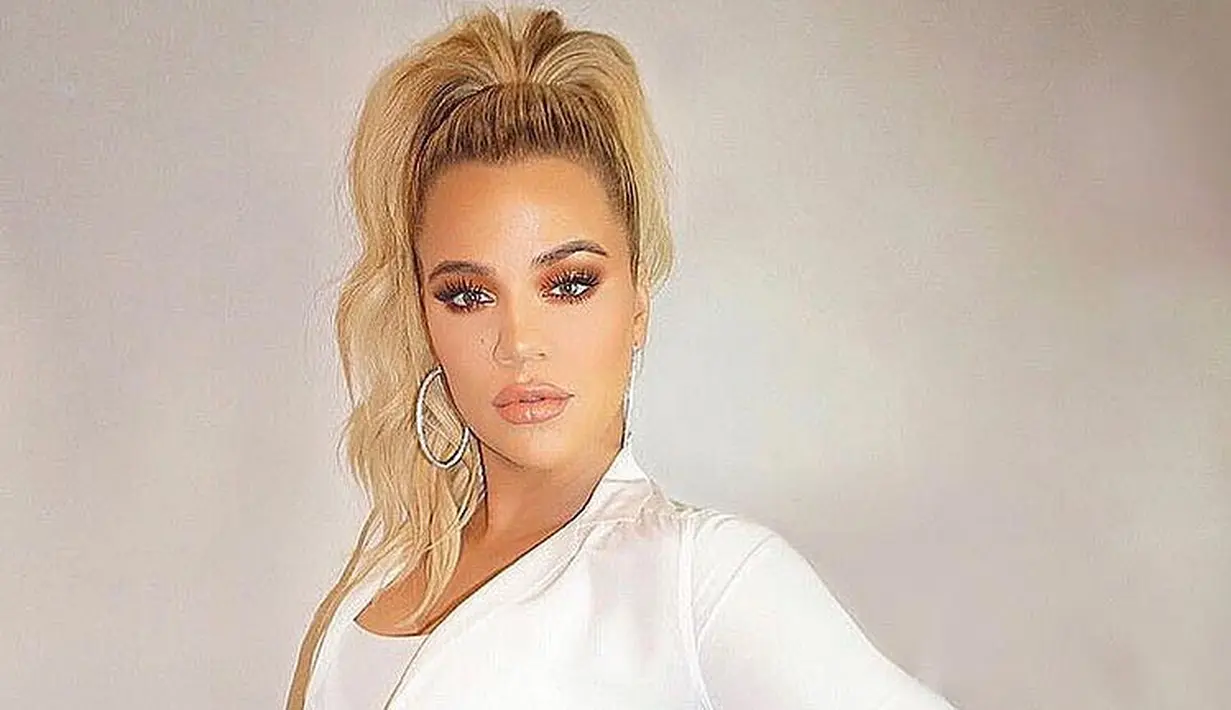 Tentu saja keluarga Kardashian sendiri dikenal sangat lekat dengan filler bibir. (instagram/khloekardashian)