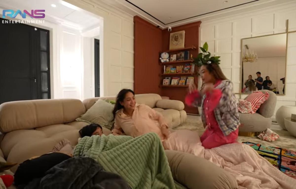 Potret Nagita Slavina & Rafathar Pura-pura Tidur di Ruang Tamu saat Ayu Dewi Datang, Lala Nyenyak Banget