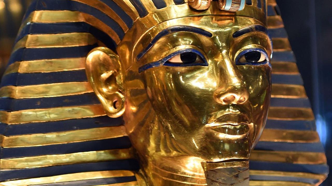 Kemiripan antara makam Tutankhamun dan makam Ay tidak hanya dari segi ukuran, tetapi juga dalam seni dan gaya, termasuk sarkofagusnya.