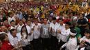 Capres Nomor Urut 01 Jokowi mengangkat jempol saat menghadiri silaturahmi dengan calon legislatif partai koalisi di Bandung, Sabtu (10/11). Acara dalam rangka konsolidasi pemenangan pasangan Jokowi-Ma'ruf Amin pada pilpres 2019 (Liputan6.com/Angga Yuniar)