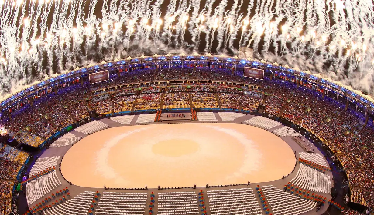 Pesta kembang api mengawali penutupan Olimpiade Rio 2016 di Stadion Maracana, Minggu (21/8). Hujan deras mengawali jelang upacara penutupan. (REUTERS/Pawel Kopczynski)