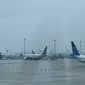 Pesawat Garuda Indonesia terparkir di Terminal 3 bandara Soekarno Hatta, Tangerang, Banten, Rabu (24/7/2019). Maskapai penerbangan Garuda Indonesia  mengeluarkan kebijakan terbaru terkait pengambilan gambar ataupun video di dalam pesawat oleh penumpang ataupun awak kabin. (Liputan6.com/Angga Yuniar)