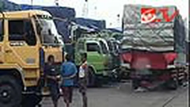 Ratusan Truk Menumpuk di Pelabuhan Tanjungperak