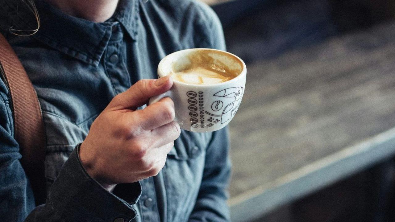 54. Terkadang kopi rokok minta dari teman jauh lebih nikmat daripada beli sendiri.<br><br>55. Aku tidak butuh terapi, aku butuh kopi.