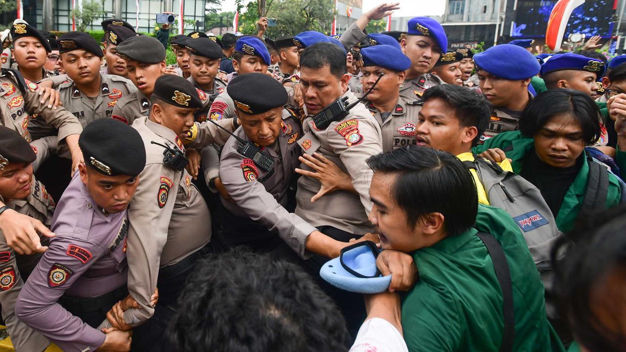 Aksi Mahasiswa di Thamrin Diwarnai Saling Dorong