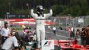 Pebalap Mercedes, Valtteri Bottas, melakukan selebrasi usai berhasil menjuarai F1 GP Austria di Sirkuit Red Bull Ring, Minggu (9/7/2017). Valtteri Bottas menjadi yang tercepat dengan catatan waktu 1 jam 21 menit 48,527 detik.(AFP/Andrej Isakovic)