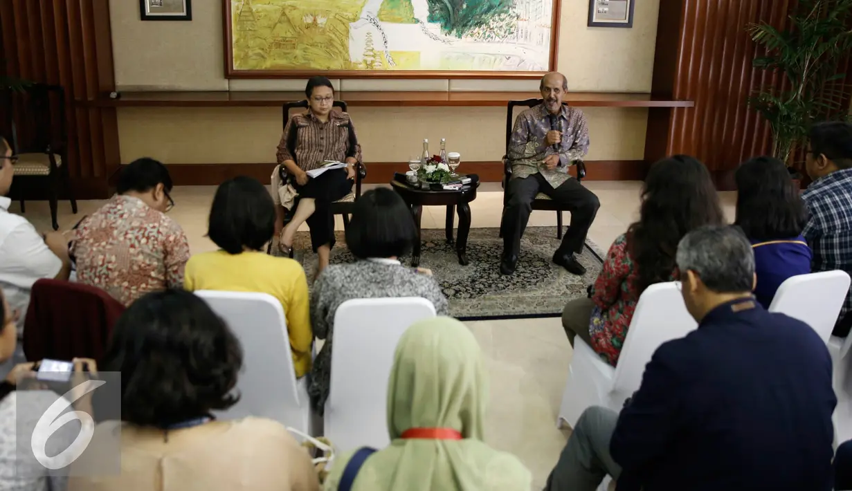 Menlu Retno Marsudi (kiri) didampingi Hasan kleib Dirjen Multilateral Kemlu berdiskusi di Gedung Kementerian Luar Negeri, Jakarta, Jumat. (4/2/2016). Diskusi tersebut membahas info update terkini terkait OKI. (Liputan6.com/Faizal Fanani)