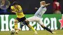 Pemain Dortmund, Christian Pulisic (kiri) mencoba melewati pemain Manchester City, Oleksandr Zinchenko pada laga International Champions Cup 2018 di Soldier Field, Chicago, (20/7/2018), waktu setempat. Drtmund menang 1-0. (AP/Annie Rice)