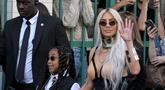 Sosialita AS Kim Kardashian dan putrinya North West tiba untuk menghadiri acara koleksi Jean-Paul Gaultier saat Paris Fashion Week Fall/Winter 2023 di Paris, Prancis, 6 Juli 2022. Kehadiran duo ibu dan anak ini di ajang Paris Fashion Week Fall/Winter 2023 menuai perbincangan karena penampilan keduanya yang nyentrik. (AFP)