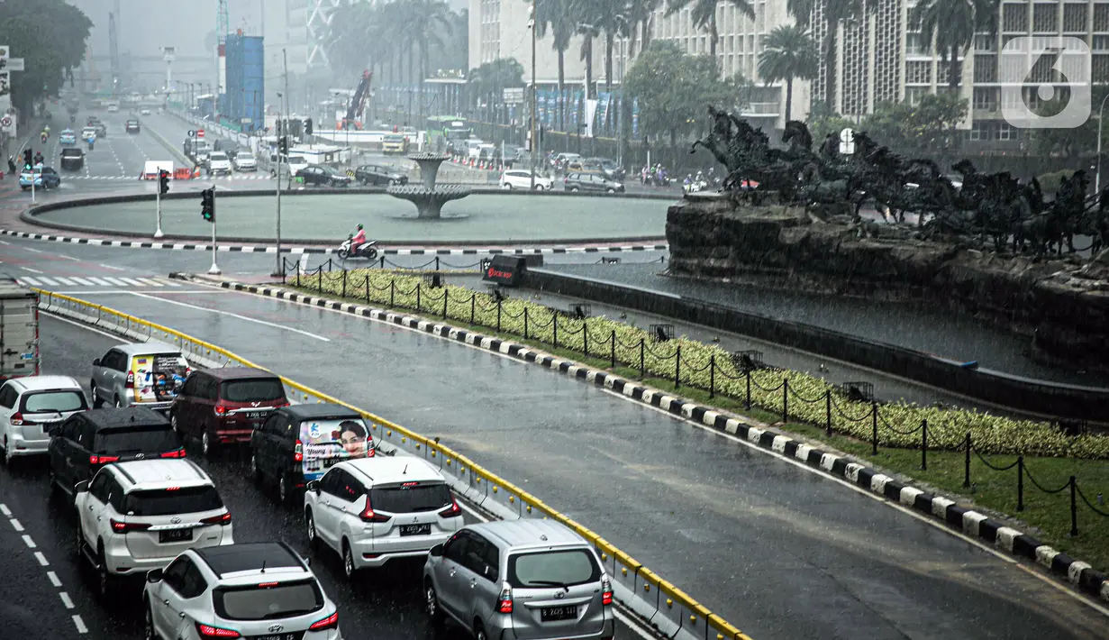 Sejumlah kendaraan melintas saat hujan deras megguyur kawasan Patung Kuda, Jakarta, Kamis (21/10/2021). Puncak musim hujan diperkirakan akan terjadi pada bulan Desember-Januari. (Liputan6.com/Faizal Fanani)